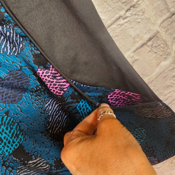 White Cross Scrub Top Womens Blue Hearts Size S VNeck Stretch SidePanels 2 Pkts - Picture 3 of 9